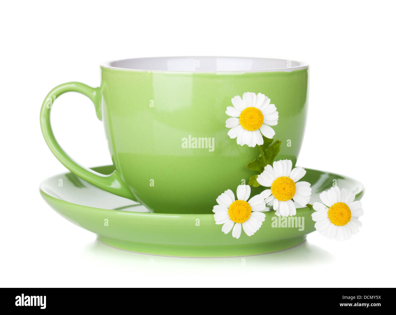 Tasse de thé vert avec camomille. Isolé sur fond blanc Banque D'Images