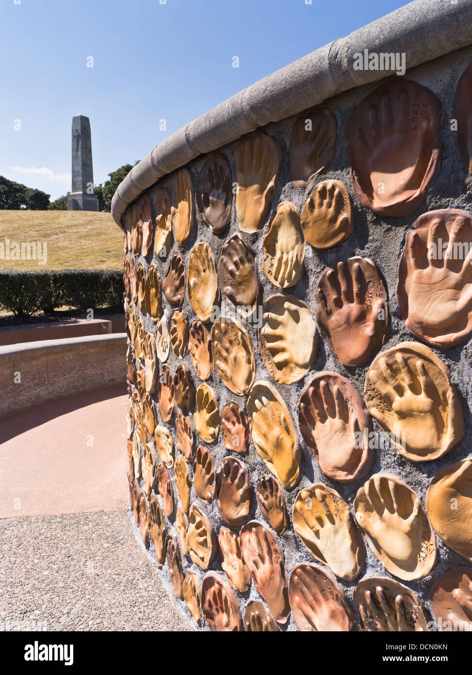 Dh Queens Park WANGANUI NEW ZEALAND Sculptures de mains Sculpture de la paix et de la guerre Handspan Cénotaphe commémoratif Banque D'Images