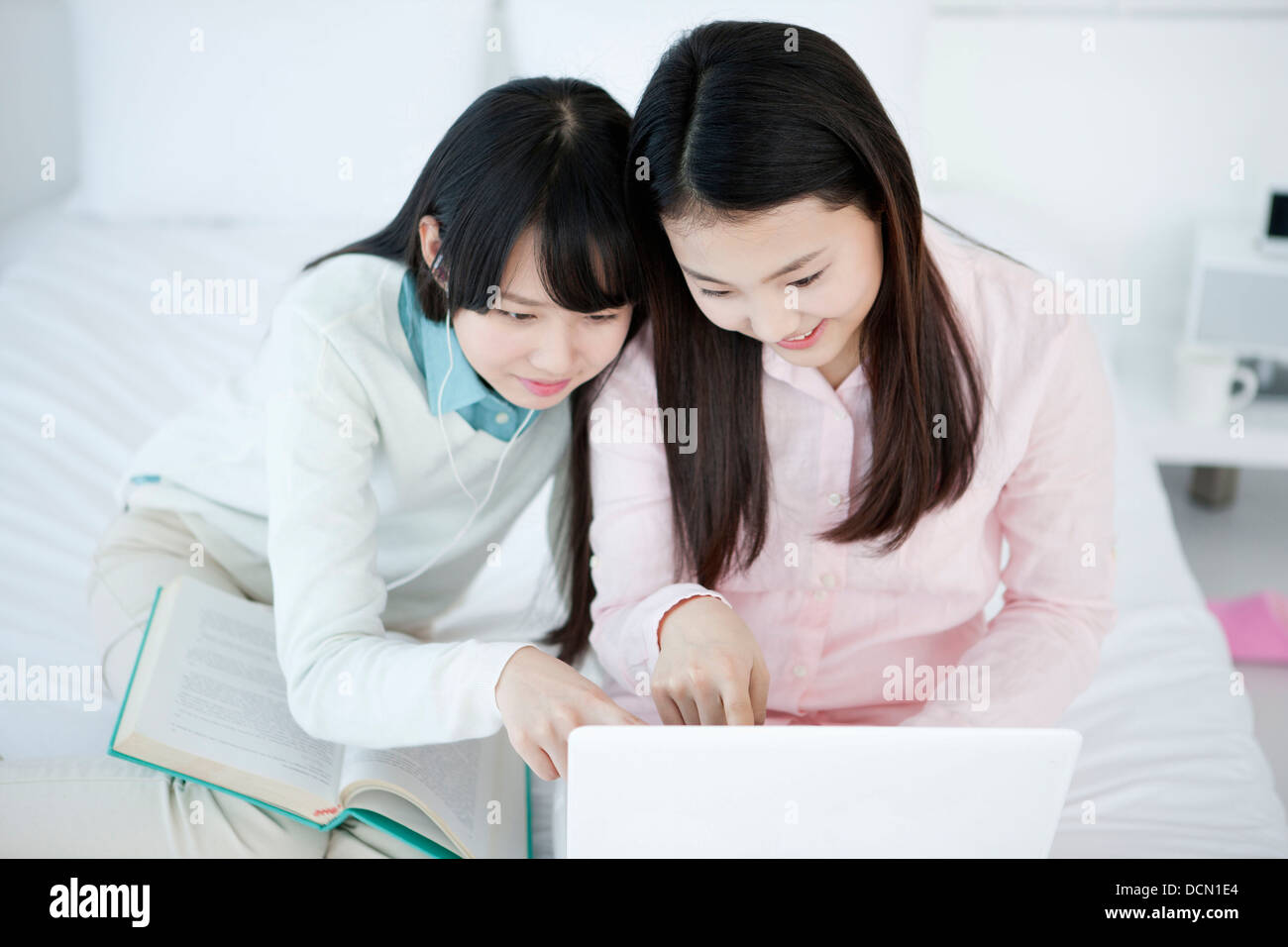 Deux dames using laptop together Banque D'Images
