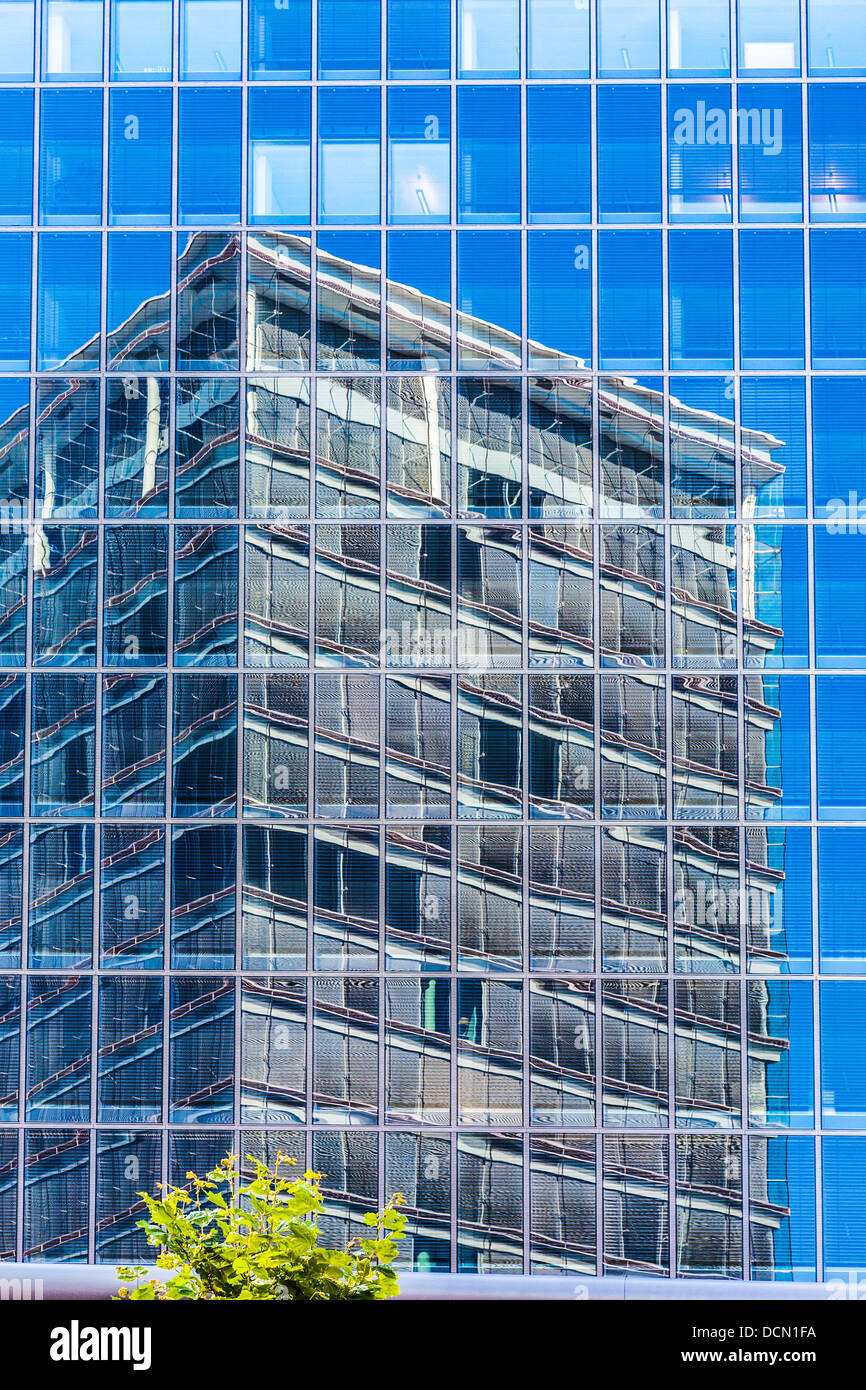 Un immeuble de bureaux immeuble moderne en verre consignées dans un autre  sur le Plateau du Kirchberg à Luxembourg ville Photo Stock - Alamy