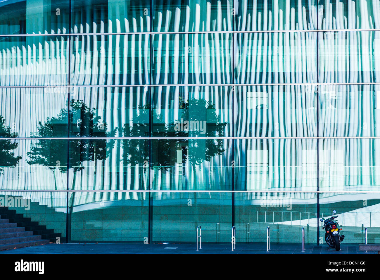 Les colonnes en acier blanc de la salle de concert Philharmonie reflète dans la conférence européenne et centre de congrès de la ville de Luxembourg. Banque D'Images