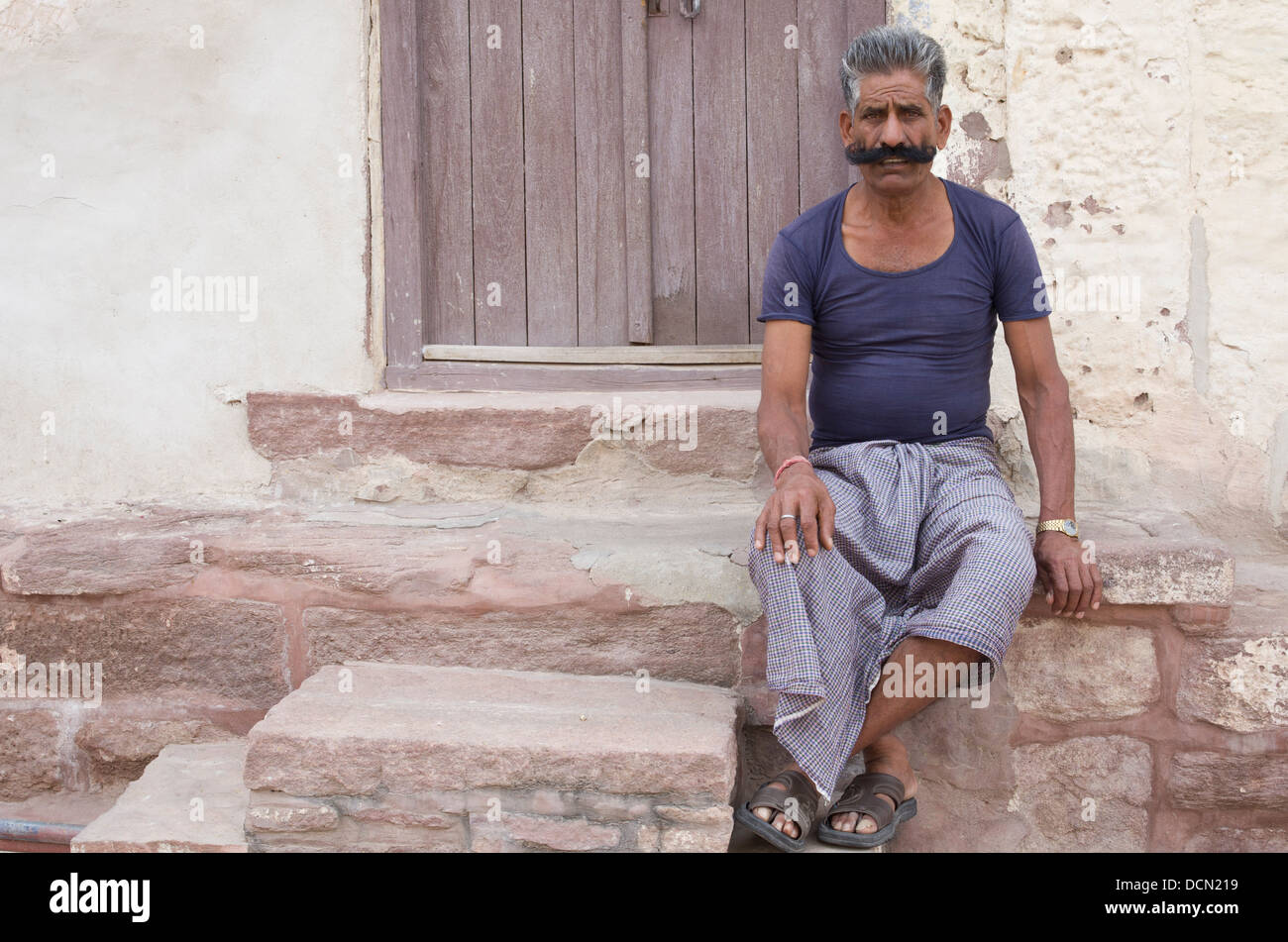 L'homme Indien avec une grande moustache touffue à Meherangarh Fort - Jodhpur, Rajashtan, Inde Banque D'Images