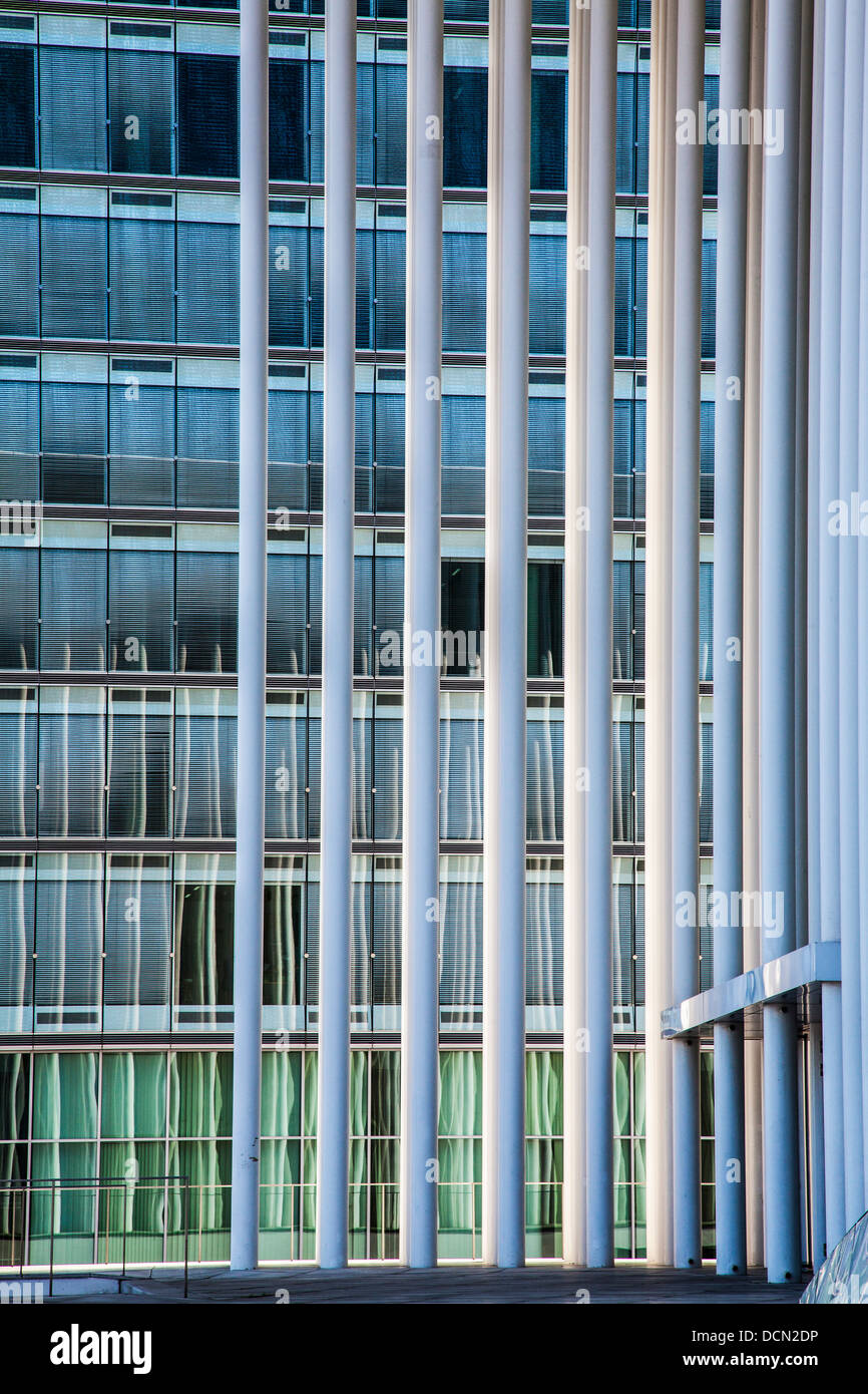 Le blanc des colonnes en acier de la philharmonie à Luxembourg ville avec un immeuble de bureaux modernes derrière. Banque D'Images
