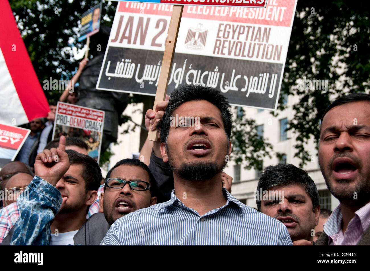 La Confrérie égyptienne et des partisans de Morsi protester à Londres contre Sisi & prise de coup d'armée ( ) en Egypte. Août 2013 Banque D'Images