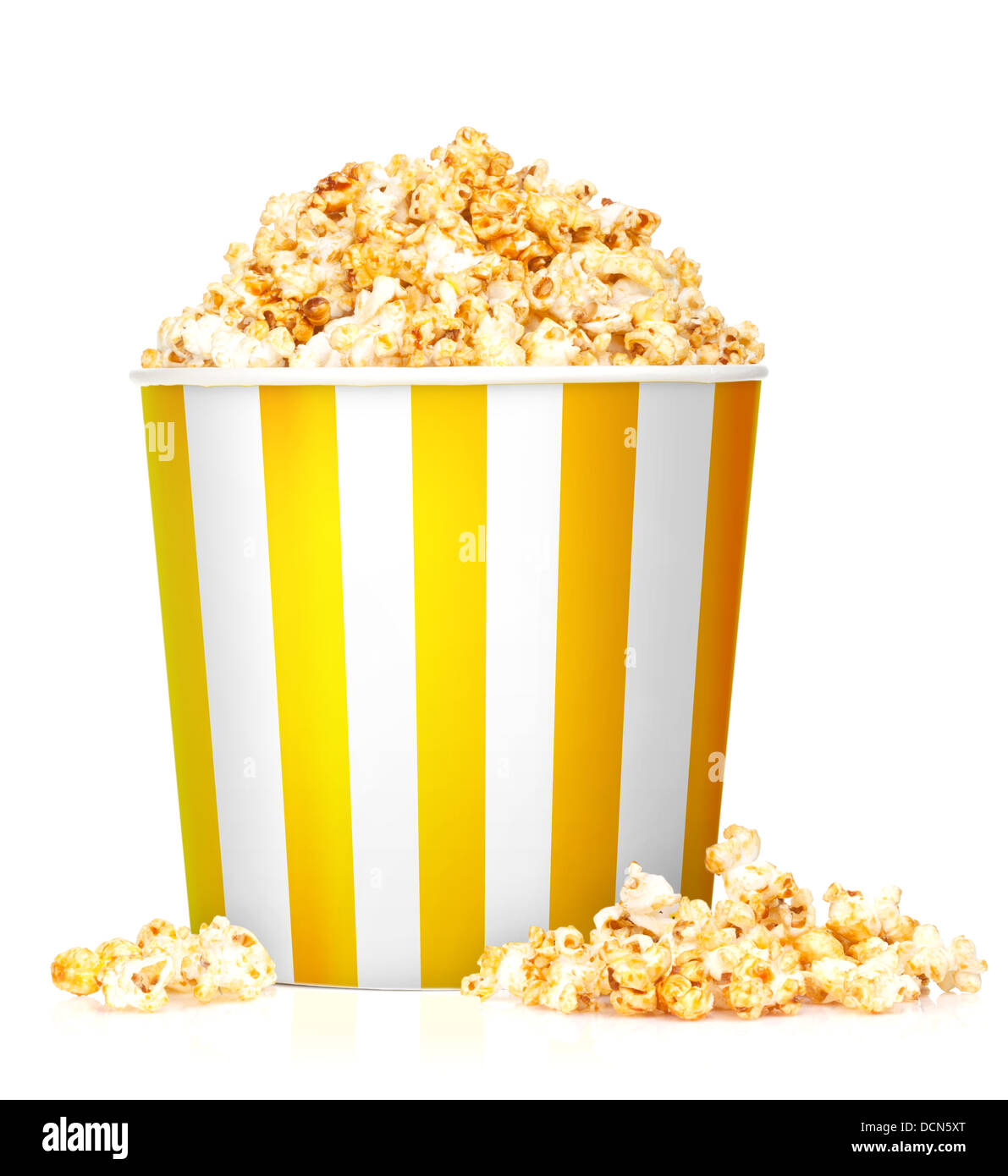 Boîte de pop-corn. Isolé sur fond blanc Banque D'Images