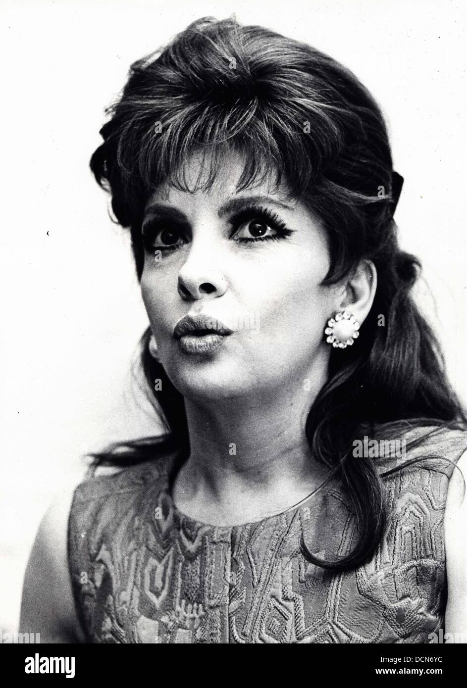 GINA LOLLOBRIGIDA à son hôtel de Londres avant la première de Buonna sera Mme Campbell, 1963.(Image Crédit : © P.I.P/Globe Photos/ZUMAPRESS.com) Banque D'Images