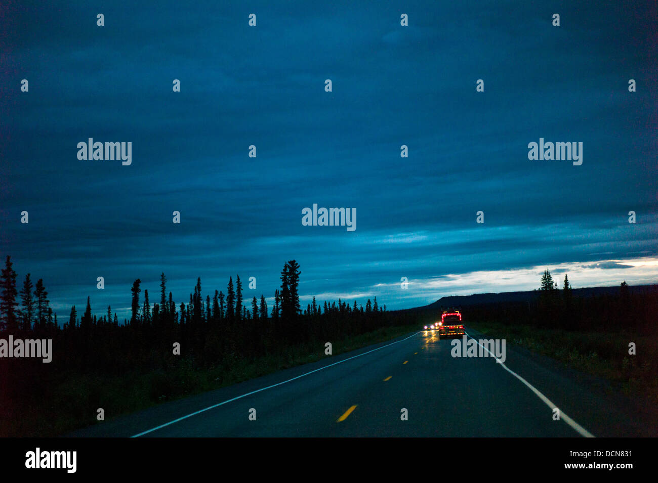 Vue de la nuit de feux arrière de camions, Glenn Highway, la Route 1, à l'ouest de Glennallen, Alaska, USA Banque D'Images