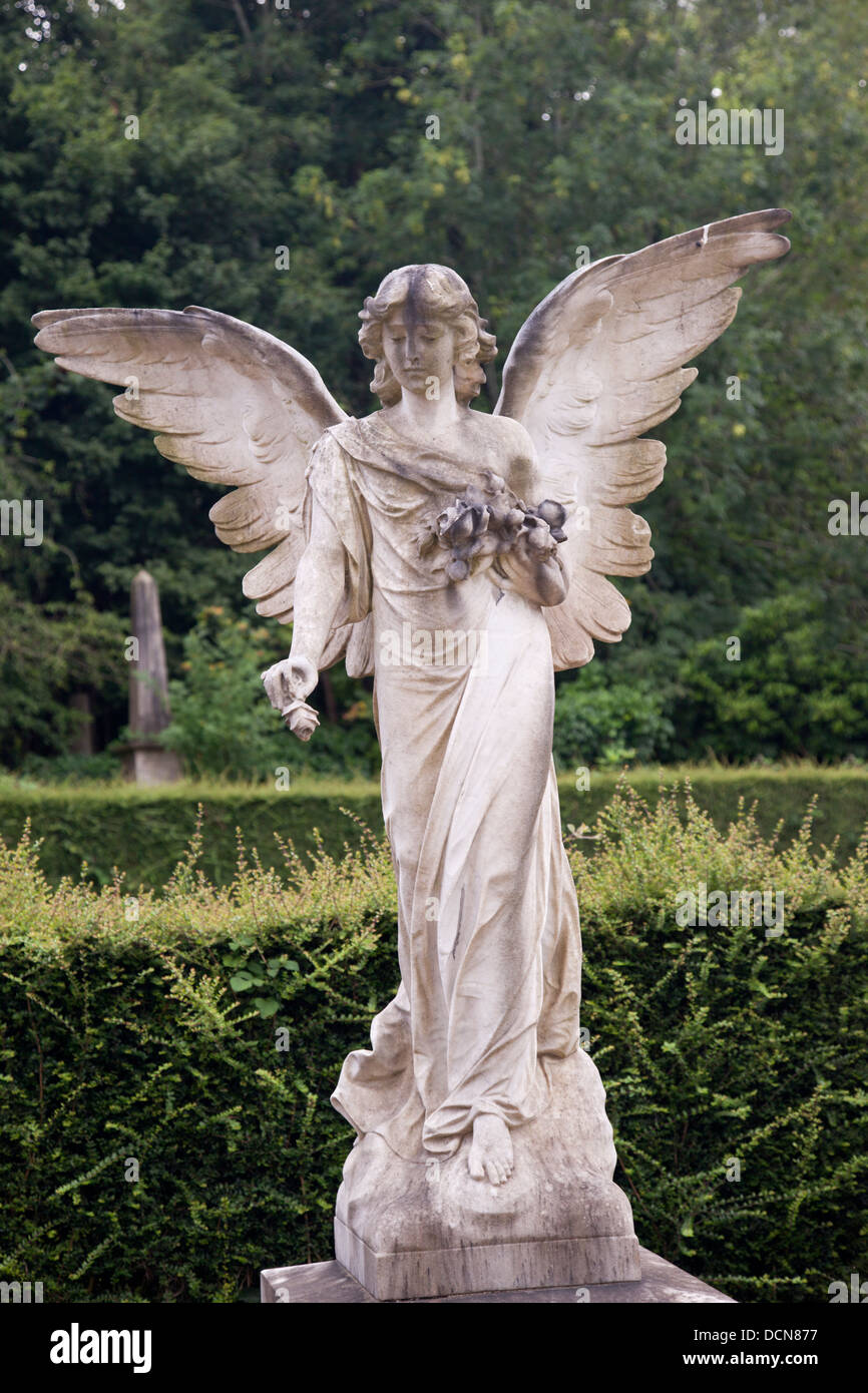 Gros plan d'une statue d'ange de pierre avec des ailes étirées, cimetière  d'Arno's Vale, Bristol, Angleterre, Royaume-Uni Photo Stock - Alamy
