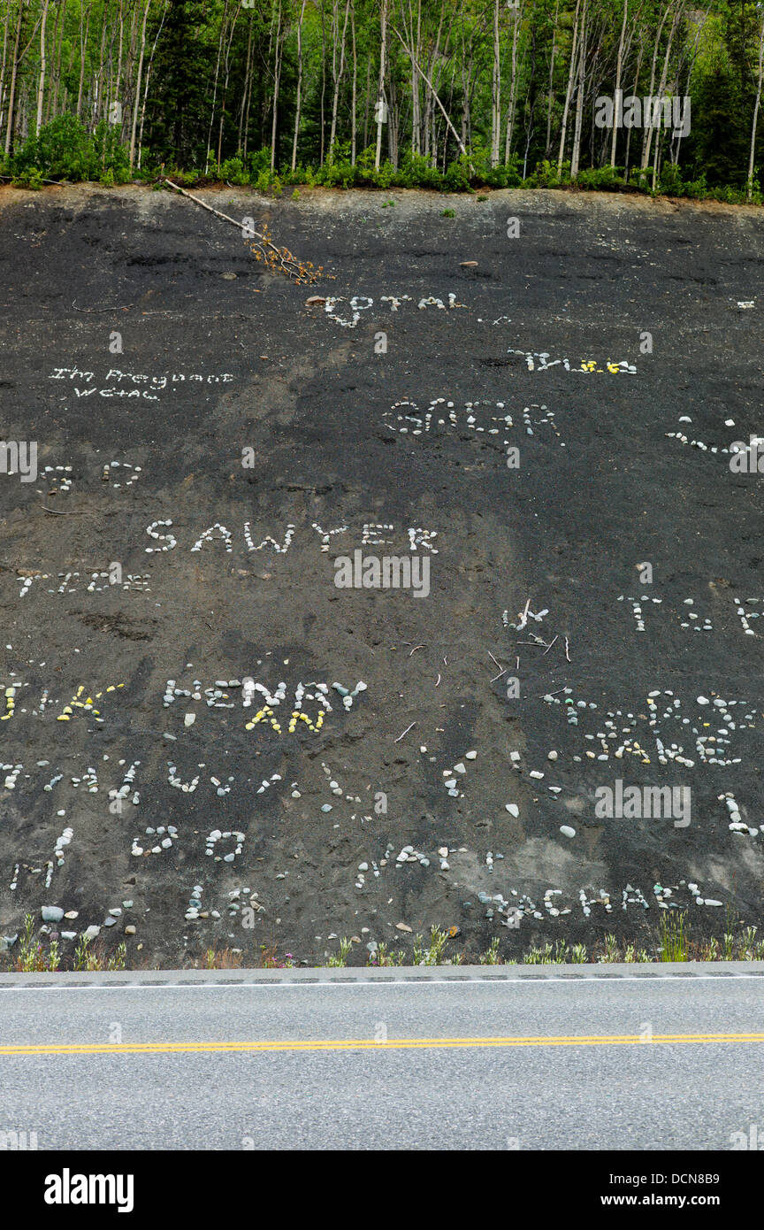 Les enfants utilisent des roches blanches sur la colline noire pour créer des signes et nom, Glenn Highway, la Route 1, de l'Alaska Banque D'Images