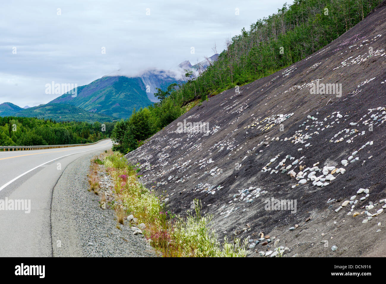Les enfants utilisent des roches blanches sur la colline noire pour créer des signes et nom, Glenn Highway, la Route 1, de l'Alaska Banque D'Images