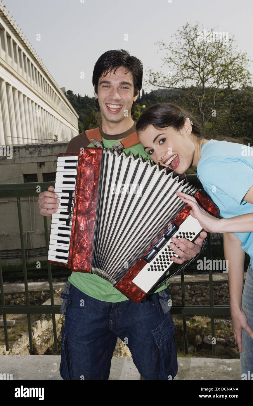 L'homme à l'accordéon avec woman smiling Banque D'Images