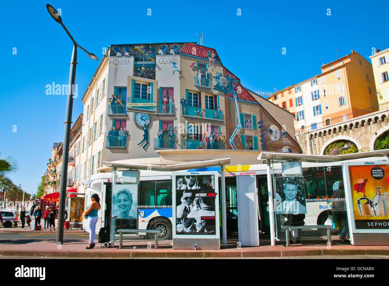 Аdvertising Cannes Festival sur le bâtiment, des arrêts de bus, Cannes, Côte d'Azur, France. Banque D'Images