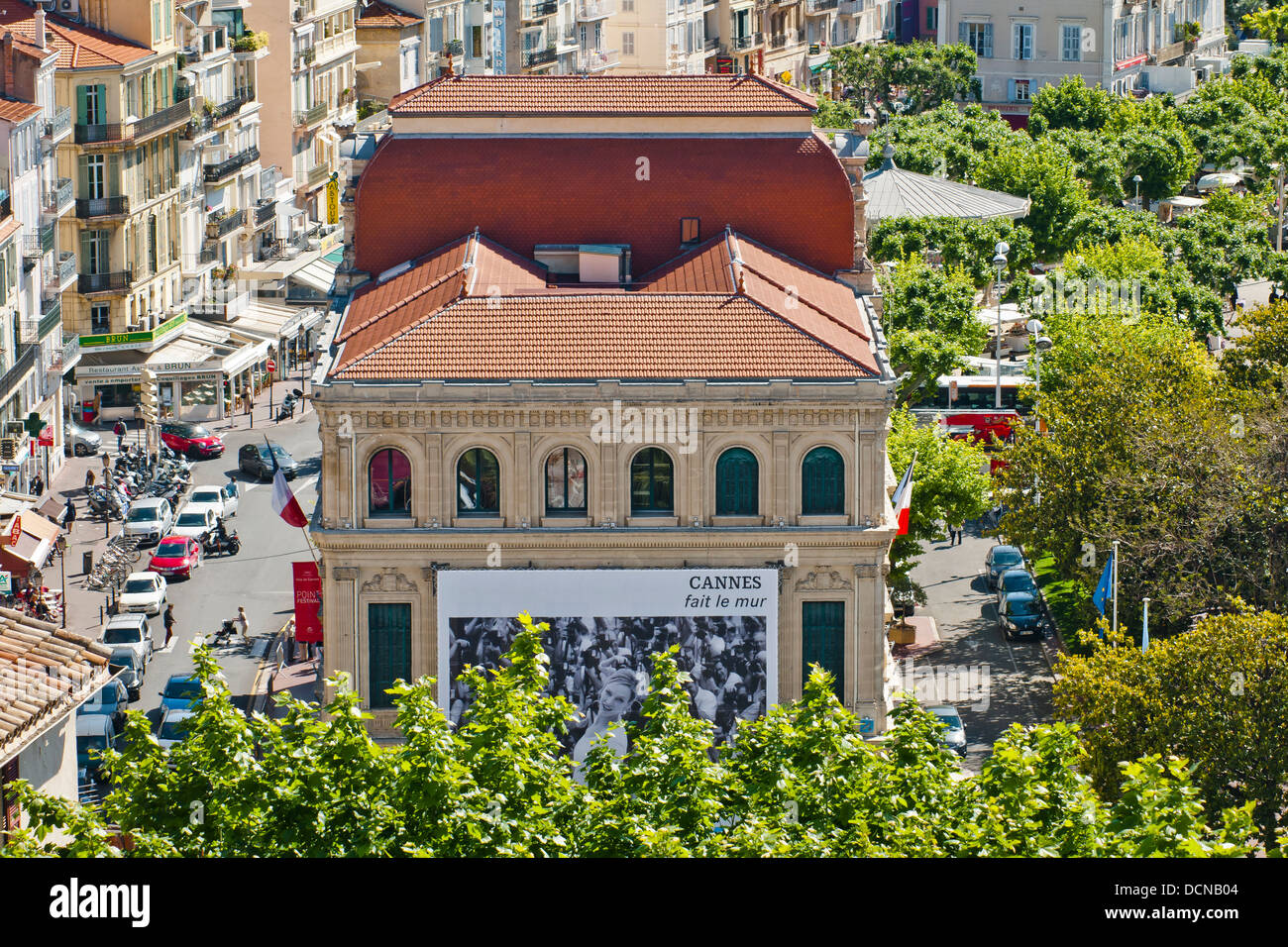 Grand poster avec Film Festival publicité sur la construction, Cannes, Côte d'Azur, France. Banque D'Images