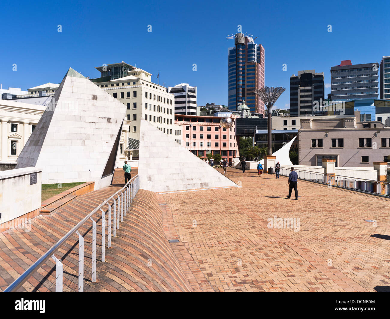 Dh Civic Square WELLINGTON NEW ZEALAND sculpture pyramide bâtiments gratte-ciel ville personnes Banque D'Images