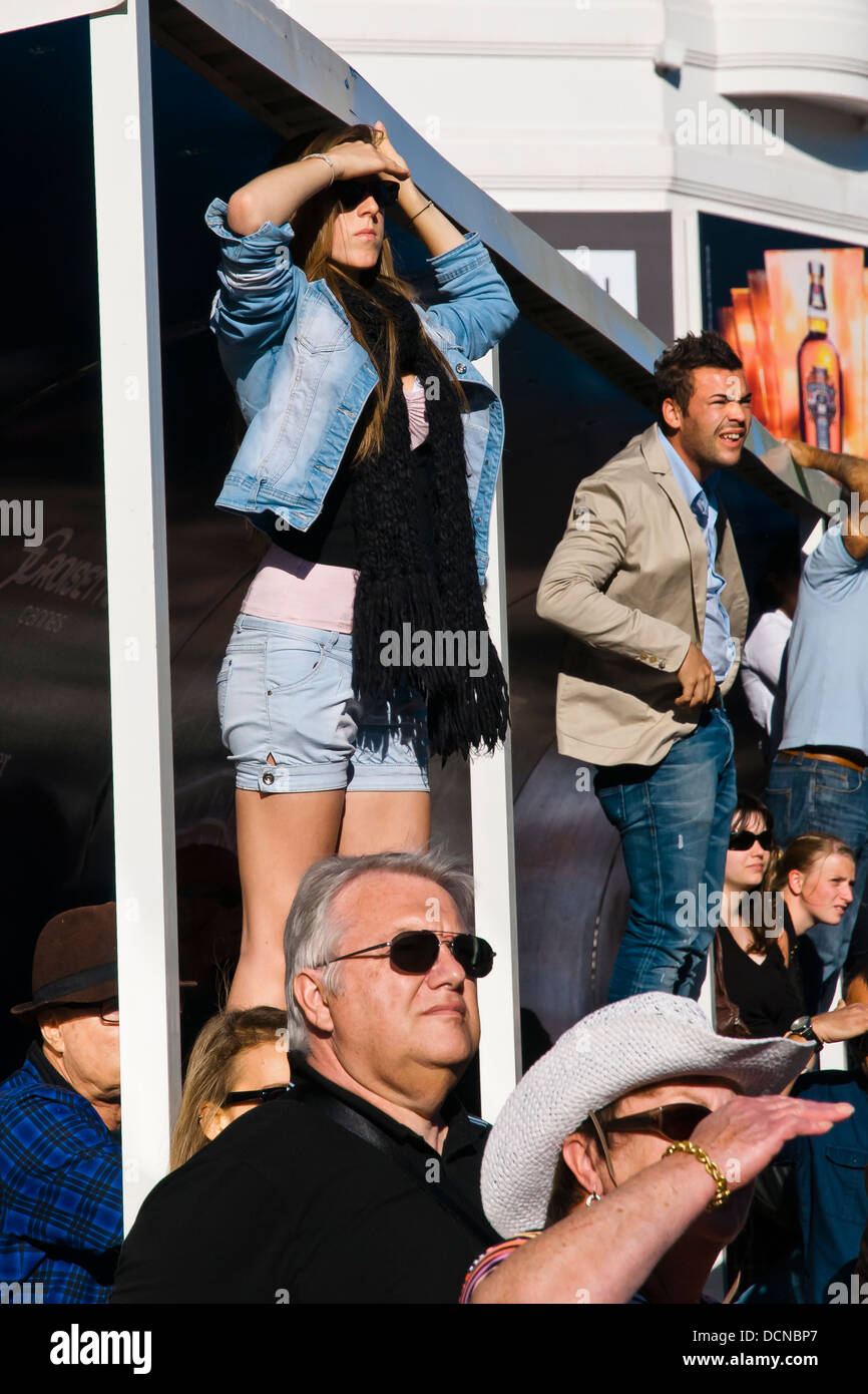 Regarder les touristes de l'extérieur de la cérémonie d'attribution des gagnants du festival du film, Cannes, Côte d'Azur, France. Banque D'Images