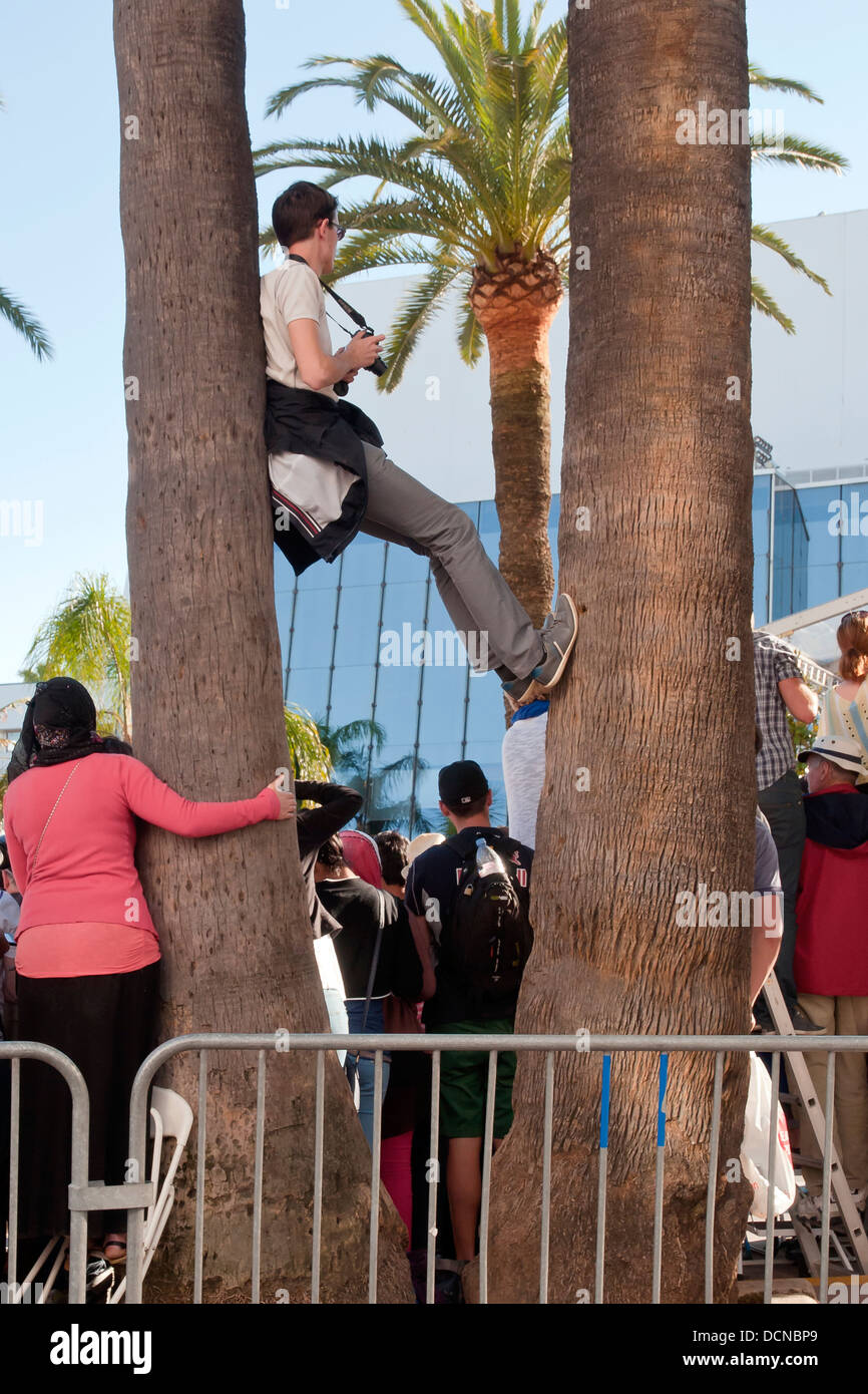Regardez les spectateurs de l'extérieur de la cérémonie d'attribution des gagnants du festival du film, Cannes, Côte d'Azur, France. Banque D'Images