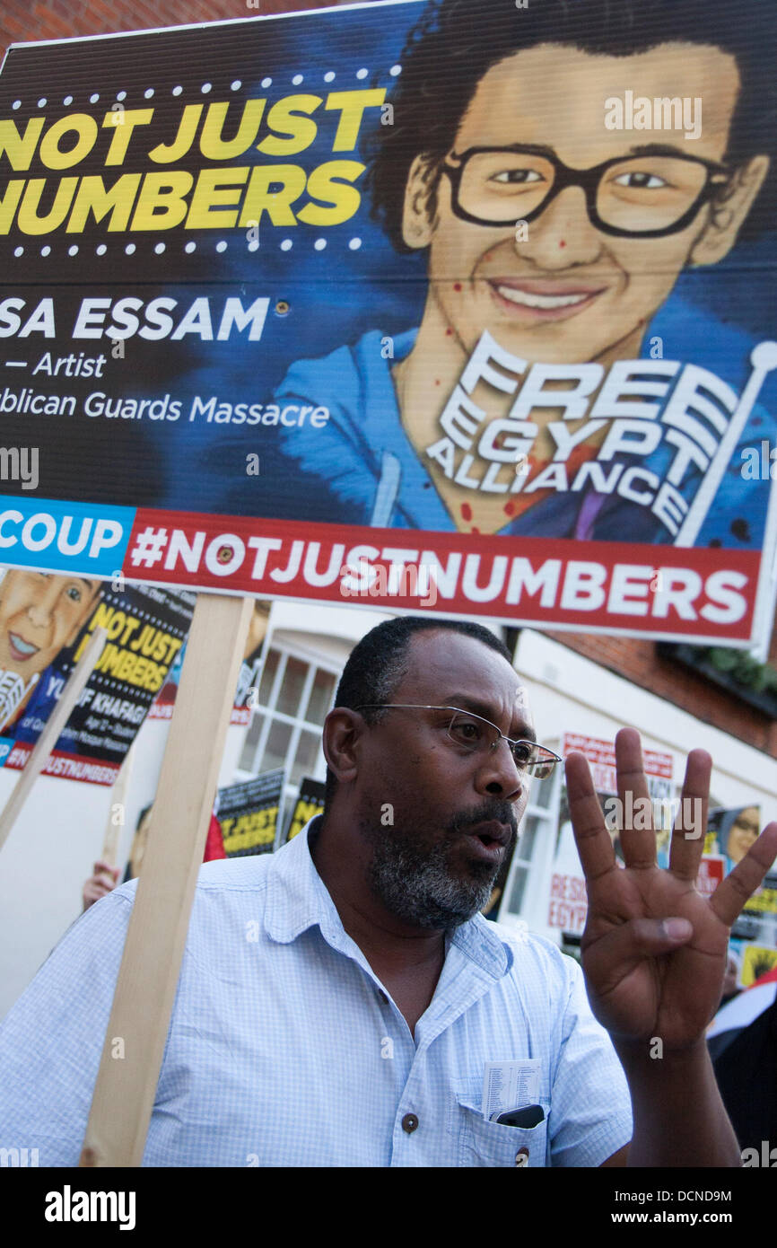 Londres, 20-08-2013. Un manifestant avec son placard à l'extérieur de l'ambassade d'Egypte dans le cadre des manifestations contre l'occupation militaire de l'ancien président Morsi, élu démocratiquement. Banque D'Images