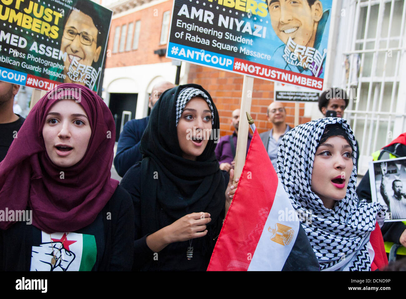 Londres, 20-08-2013. Le chant des femmes en dehors des slogans l'ambassade d'Egypte dans le cadre des manifestations contre l'occupation militaire de l'ancien président Morsi, élu démocratiquement. Banque D'Images
