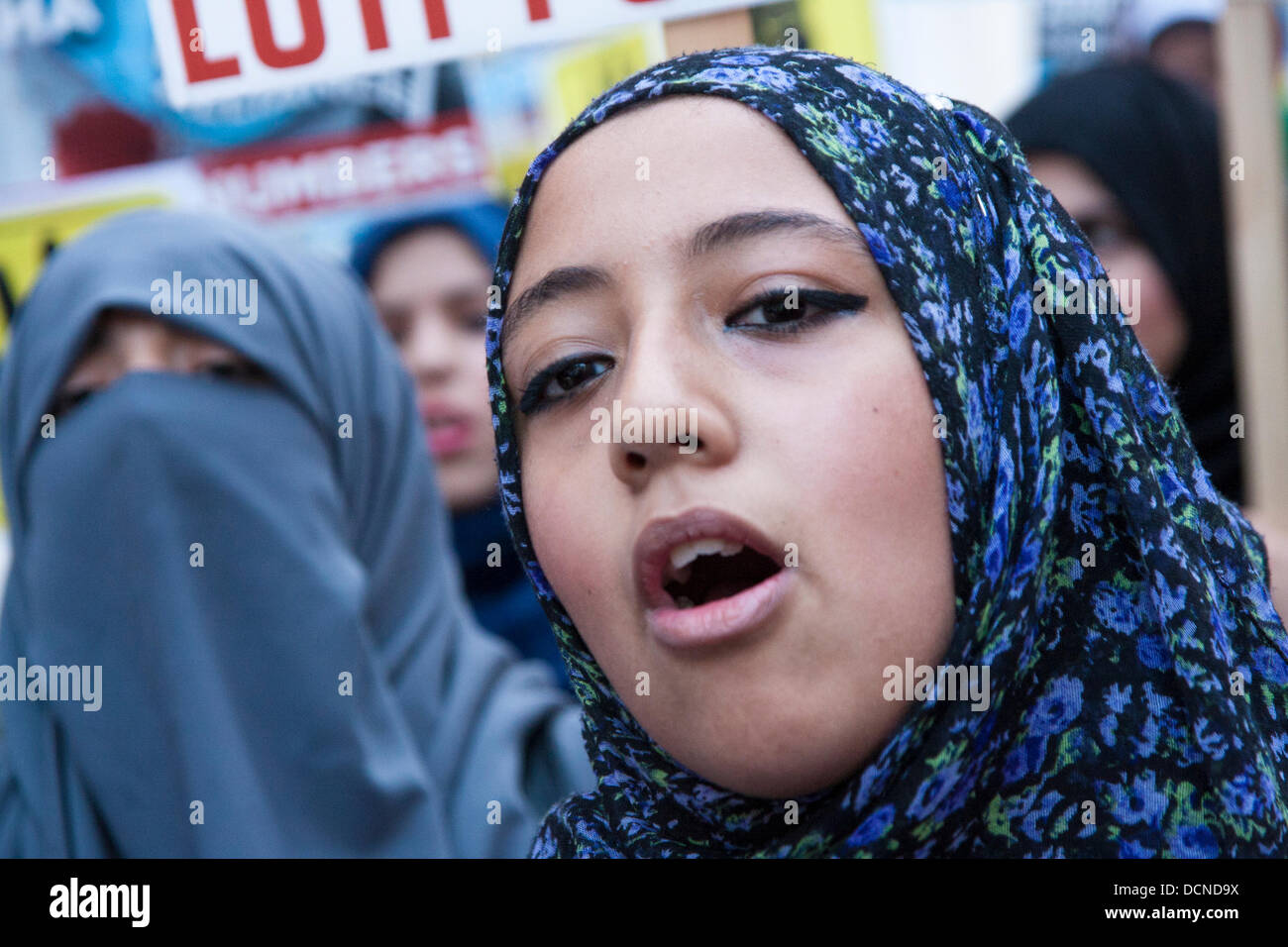 Londres, 20-08-2013. Une femme musulmane en dehors des slogans chants l'ambassade d'Egypte dans le cadre des manifestations contre l'occupation militaire de l'ancien président Morsi, élu démocratiquement. Banque D'Images