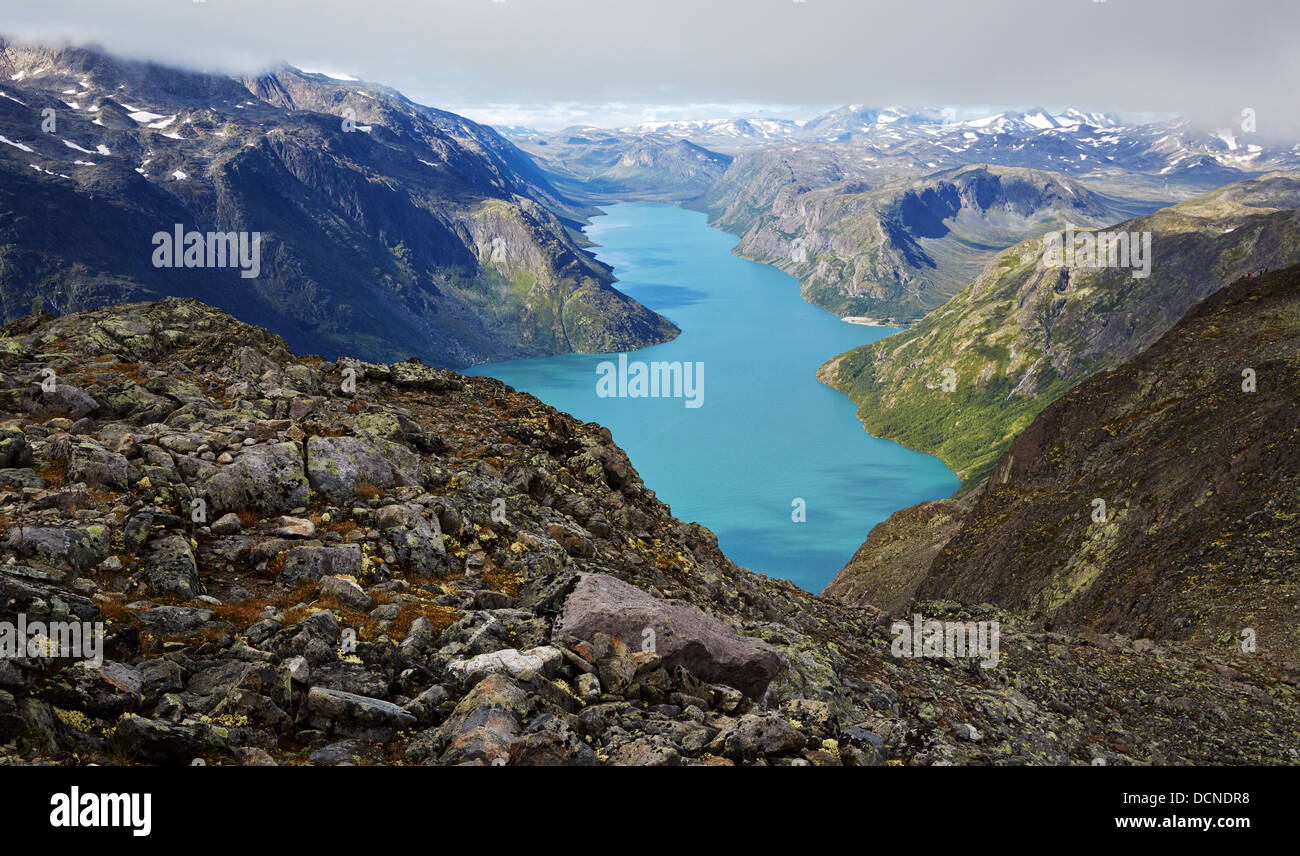 Lac Gjende à partir de la descente de la crête de Besseggen Le parc national de Jotunheimen Norvège Banque D'Images