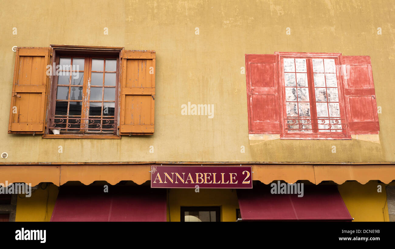 Deux fenêtres, une peinture ou un trompe-l'oeil Mirepoix Ariege France Banque D'Images