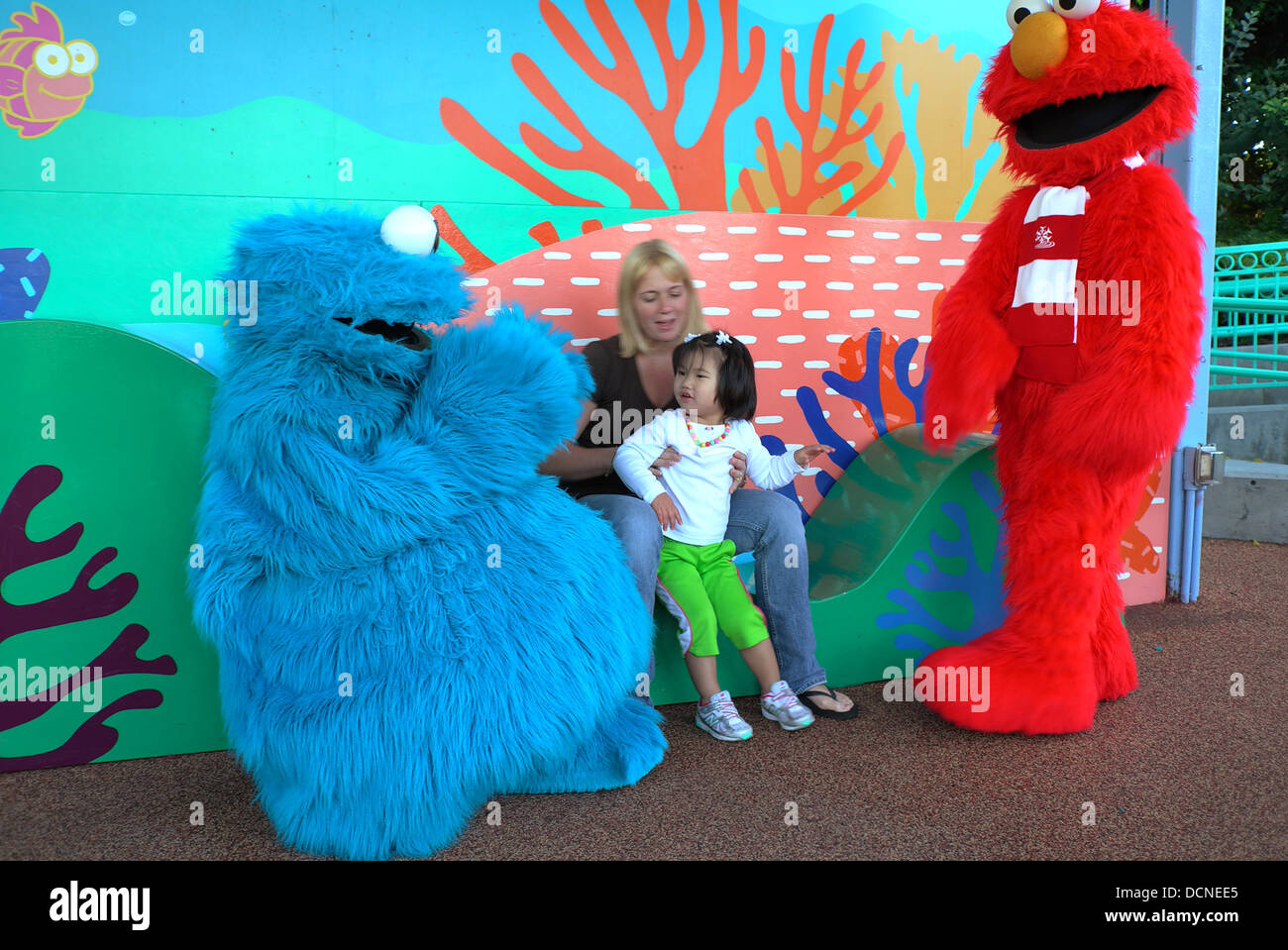 Cookie Monster Elmo et greet jeune fille à Sea World Banque D'Images
