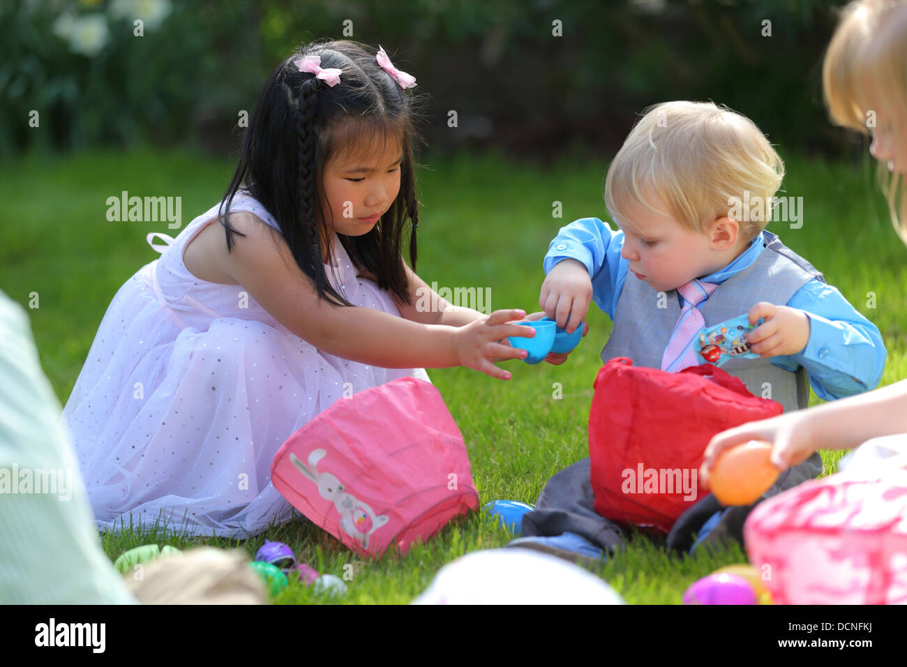 Deux enfants avec des bonbons de Pâques Banque D'Images