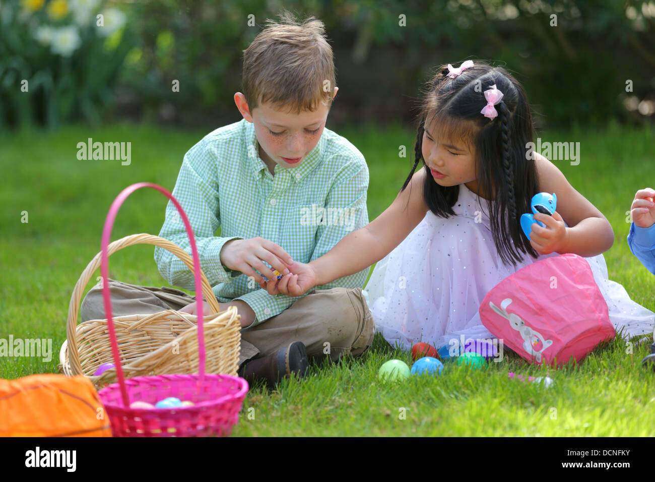 Deux enfants avec des bonbons de Pâques Banque D'Images