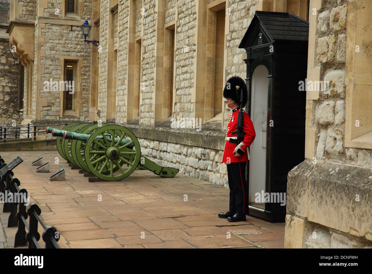 Garde dans la Tour de Londres, Angleterre Banque D'Images