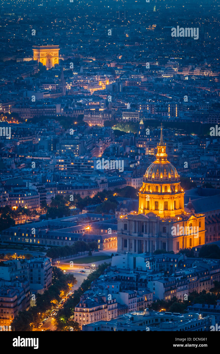 Vue sur Paris avec l'Hôtel des Invalides et l'Arc de Triomphe, de la Tour Montparnasse, Paris France Banque D'Images