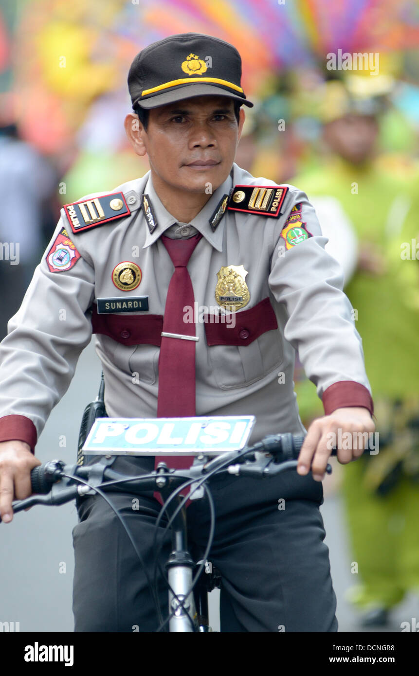 La police de l'Indonésie avec des vélos à la culture festival parade à Jakarta, Indonésie Banque D'Images