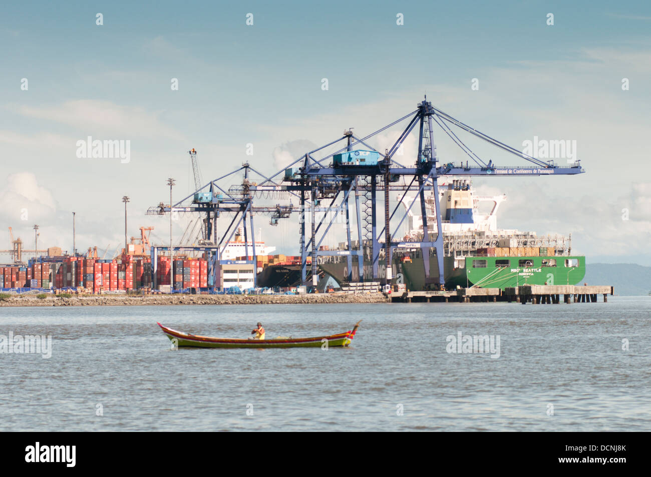 Le pêcheur local avec Canoe, près de Paranagua port, l'État de Parana, Brésil Banque D'Images