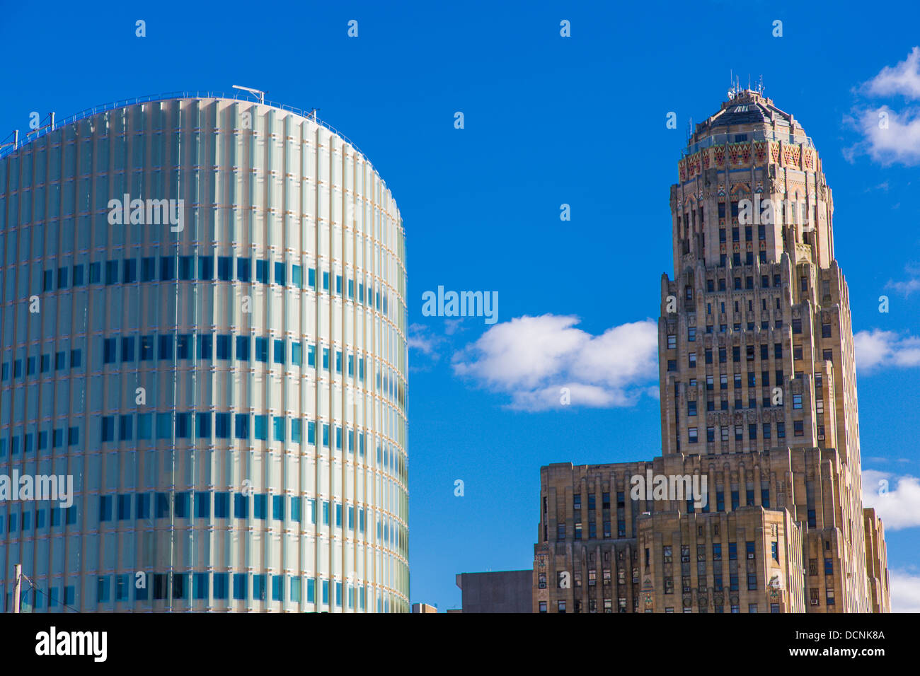 L'ancien hôtel de ville et le nouveau Robert H. Jackson United States Courthouse à Buffalo, New York, United States Banque D'Images