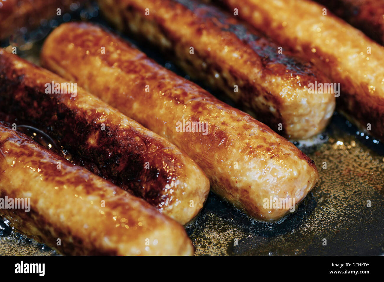 Cooking sausages Banque D'Images
