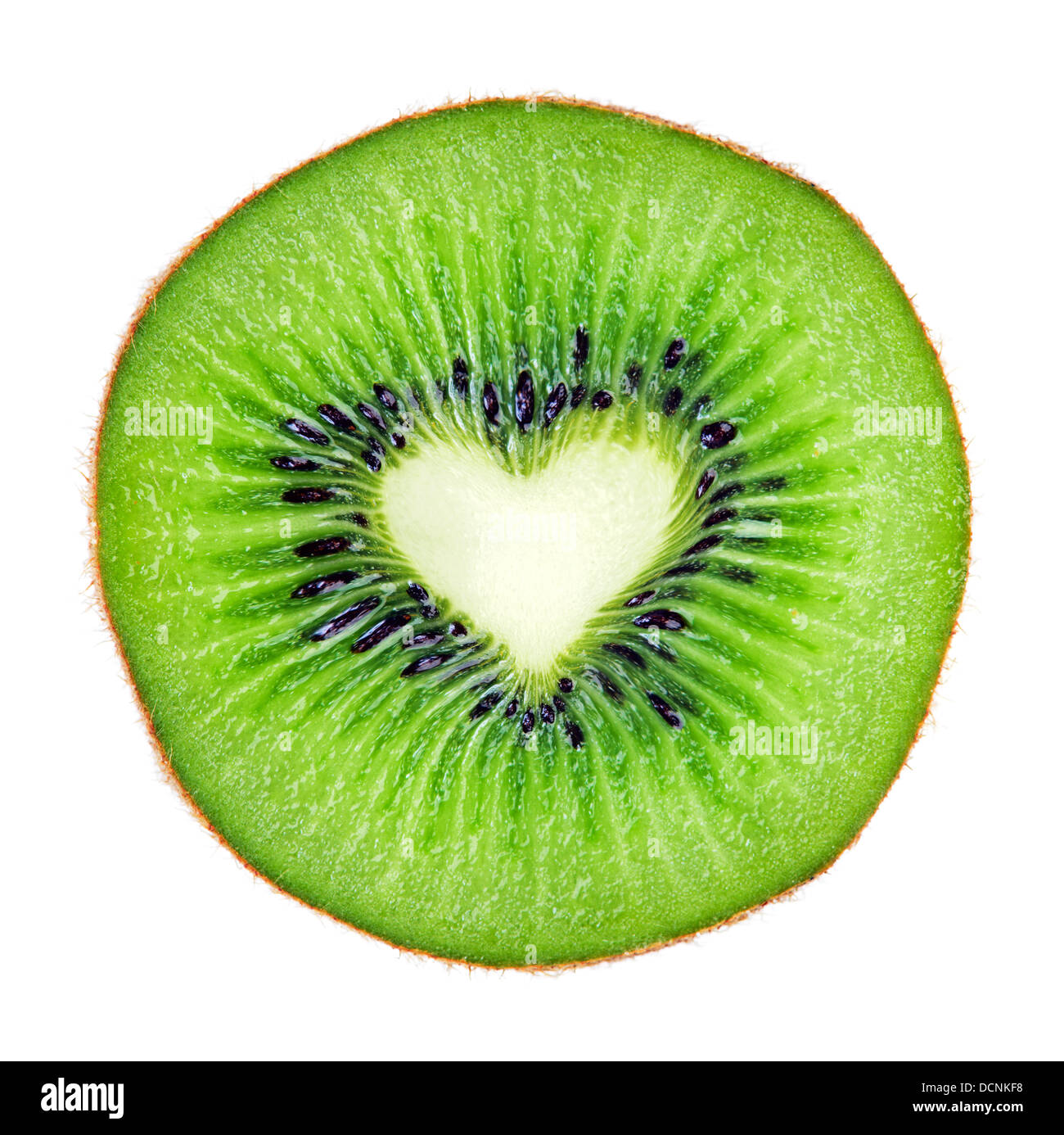 Tranches de fruits juteux kiwi macro avec forme de coeur plus de blanc. Banque D'Images