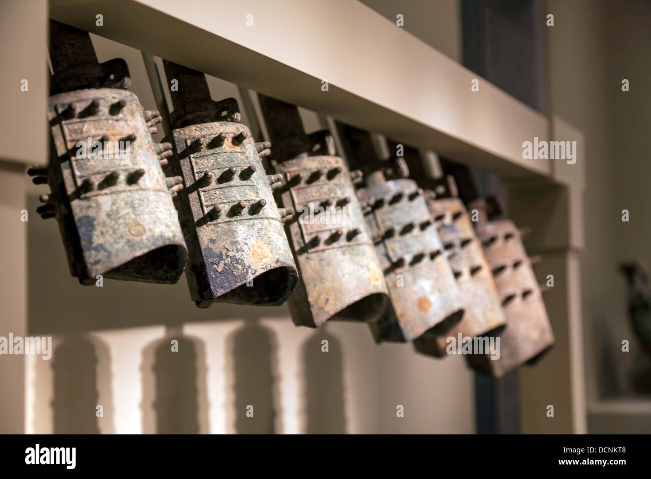 Ensemble de six cloches de bronze, dynastie Zhou de l'Est, 6ème siècle avant J.-C. Banque D'Images