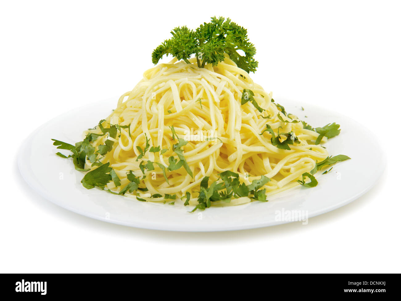 Pâtes aux œufs avec des herbes à plaque blanche. Isolé Banque D'Images