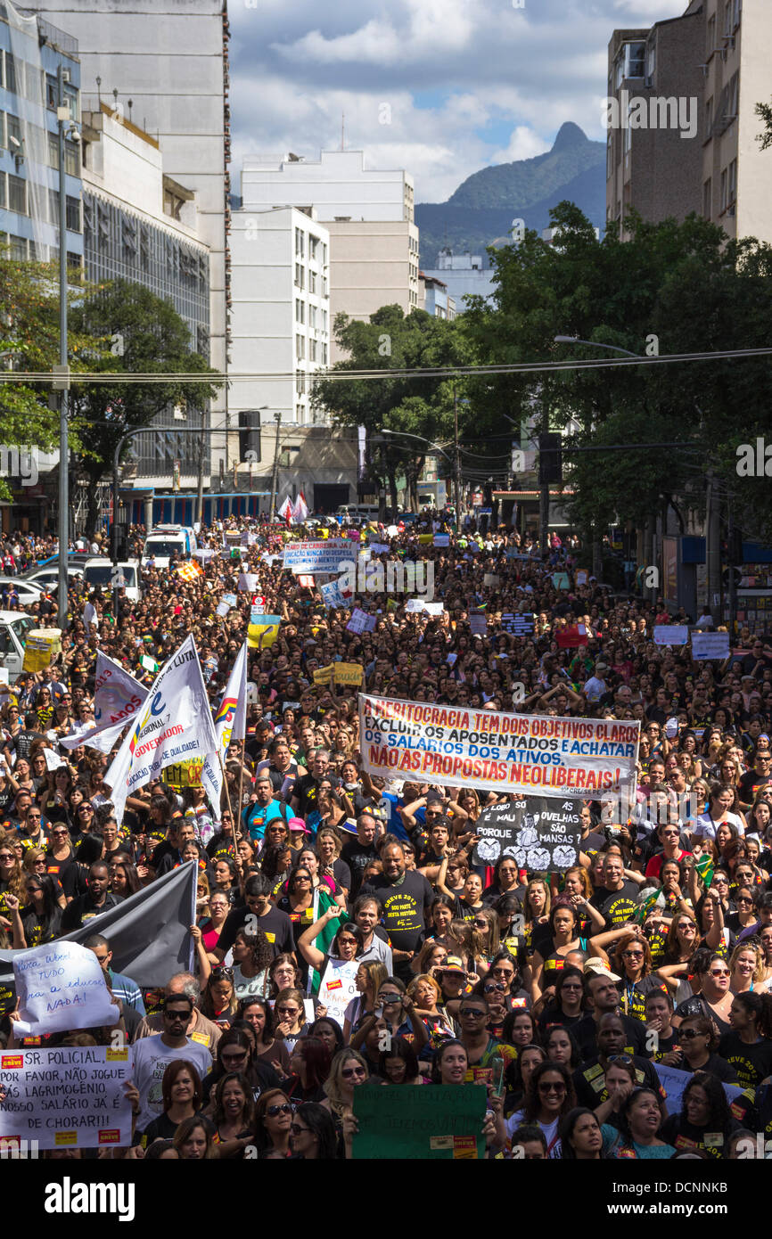 20 août 2013 - Professeur de la ville de Rio de Janeiro en greve. 20 000 professionnels rendez-vous dans la rue pour protester contre le maire Ed Banque D'Images