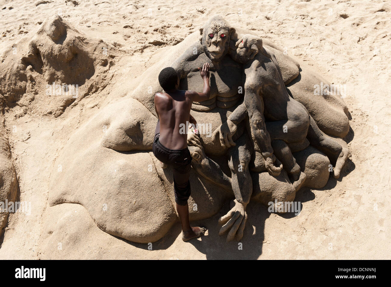 Artiste travaillant sur un château de sable sur la plage, Durban, Afrique du Sud Banque D'Images