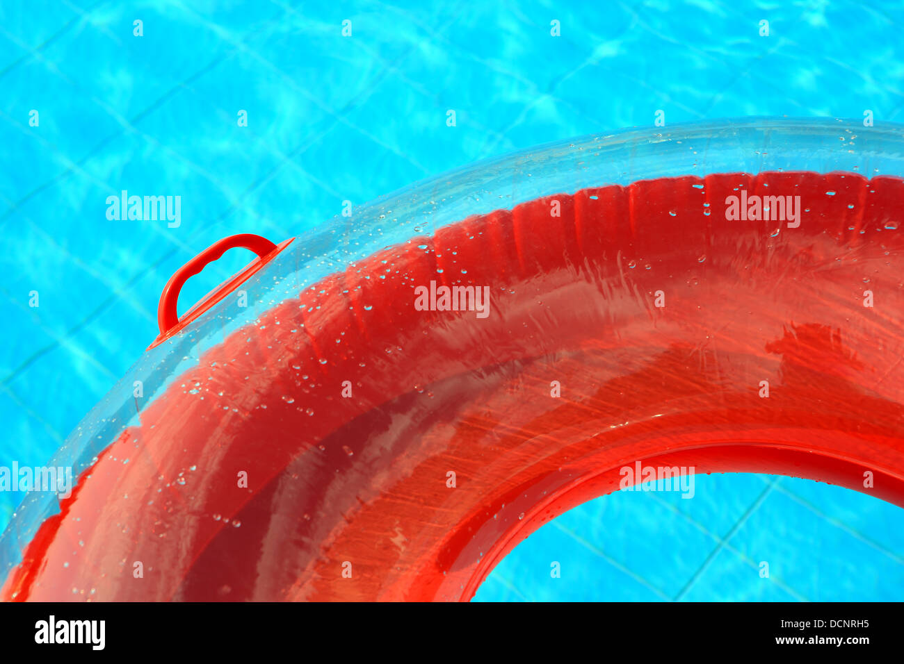 Anneau gonflable rouge dans une piscine Banque D'Images