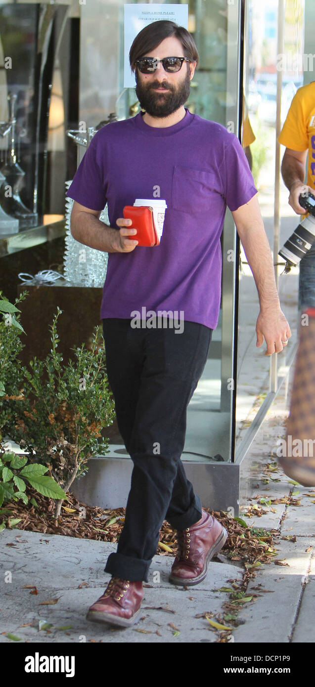 Jason Schwartzman laisse Le Pain Quotidien après avoir déjeuner avec sa femme et leur fille Brady Cunningham Marlowe Los Angeles, Californie - 28.10.11 Banque D'Images