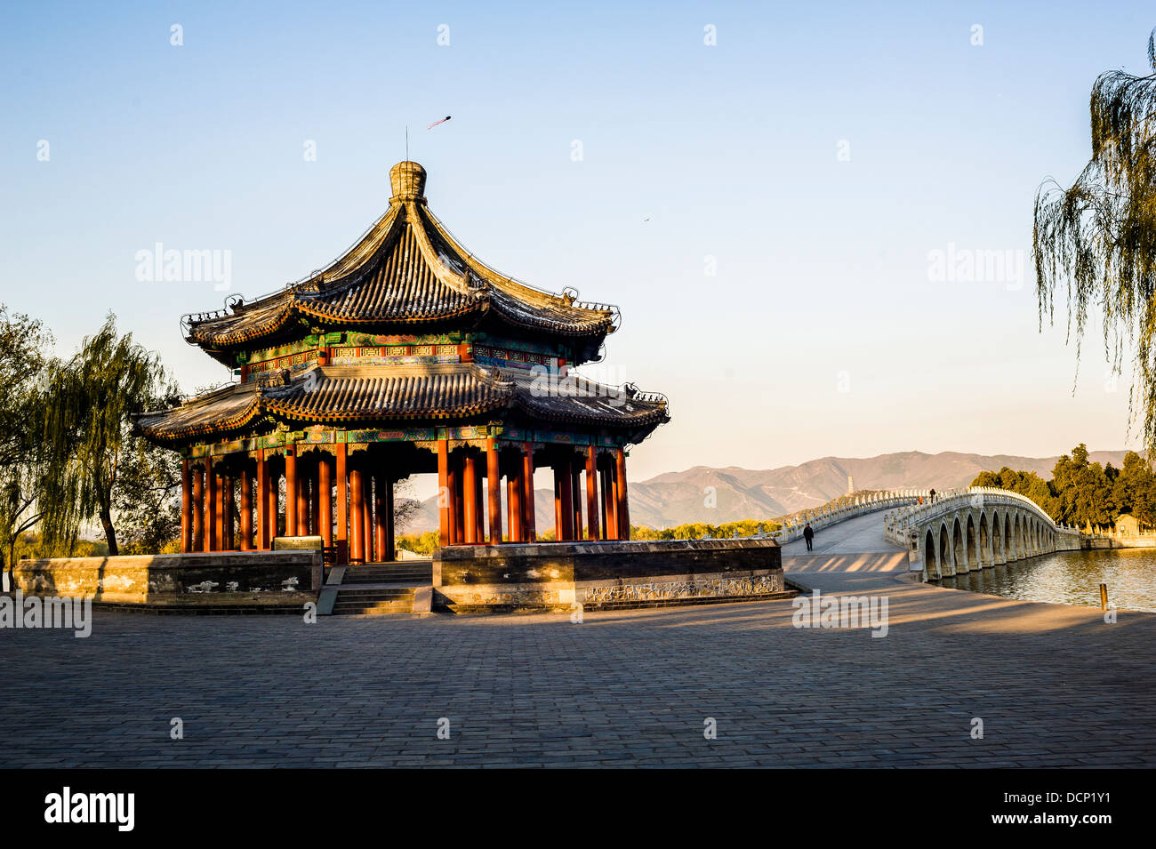 Kuoru pavilion et dix-sept trous dans le Palais d'été de pont Banque D'Images