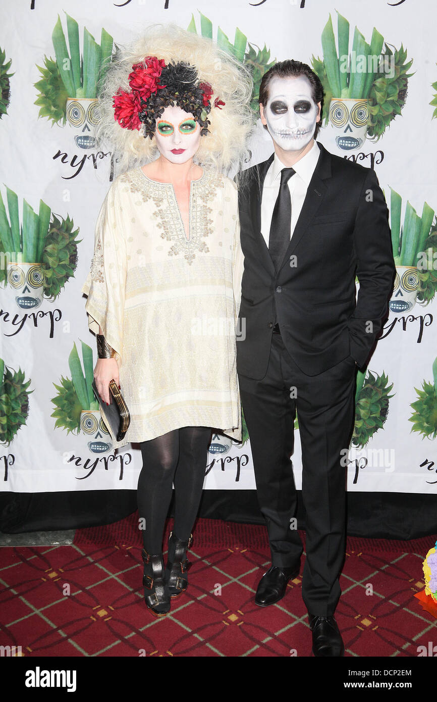 Debra Messing, Daniel Zelman Bette Midler des Hulaween Gala' au profit du projet de restauration de New York s'est tenue à l'Hôtel Waldorf-Astoria Arrivées - New York City, USA - 28.10.11 Banque D'Images