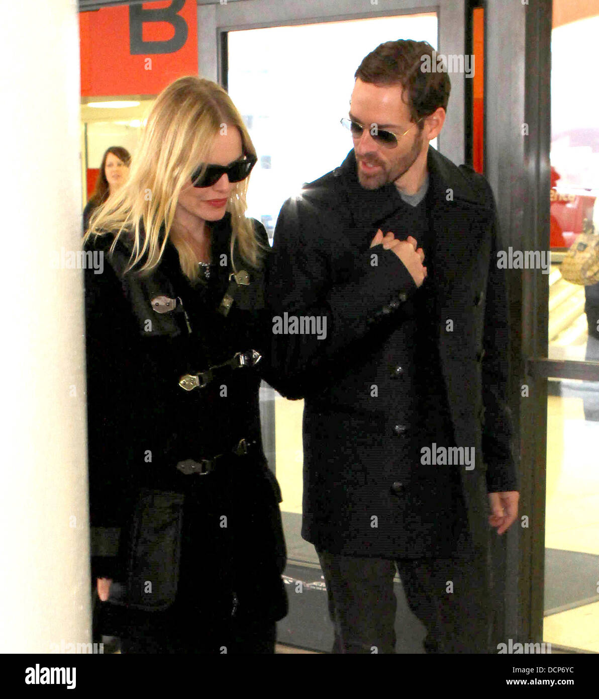 Kate Bosworth et son petit ami Michael Polish arrivent à LAX Los Angeles, Californie - 31.10.11 Banque D'Images