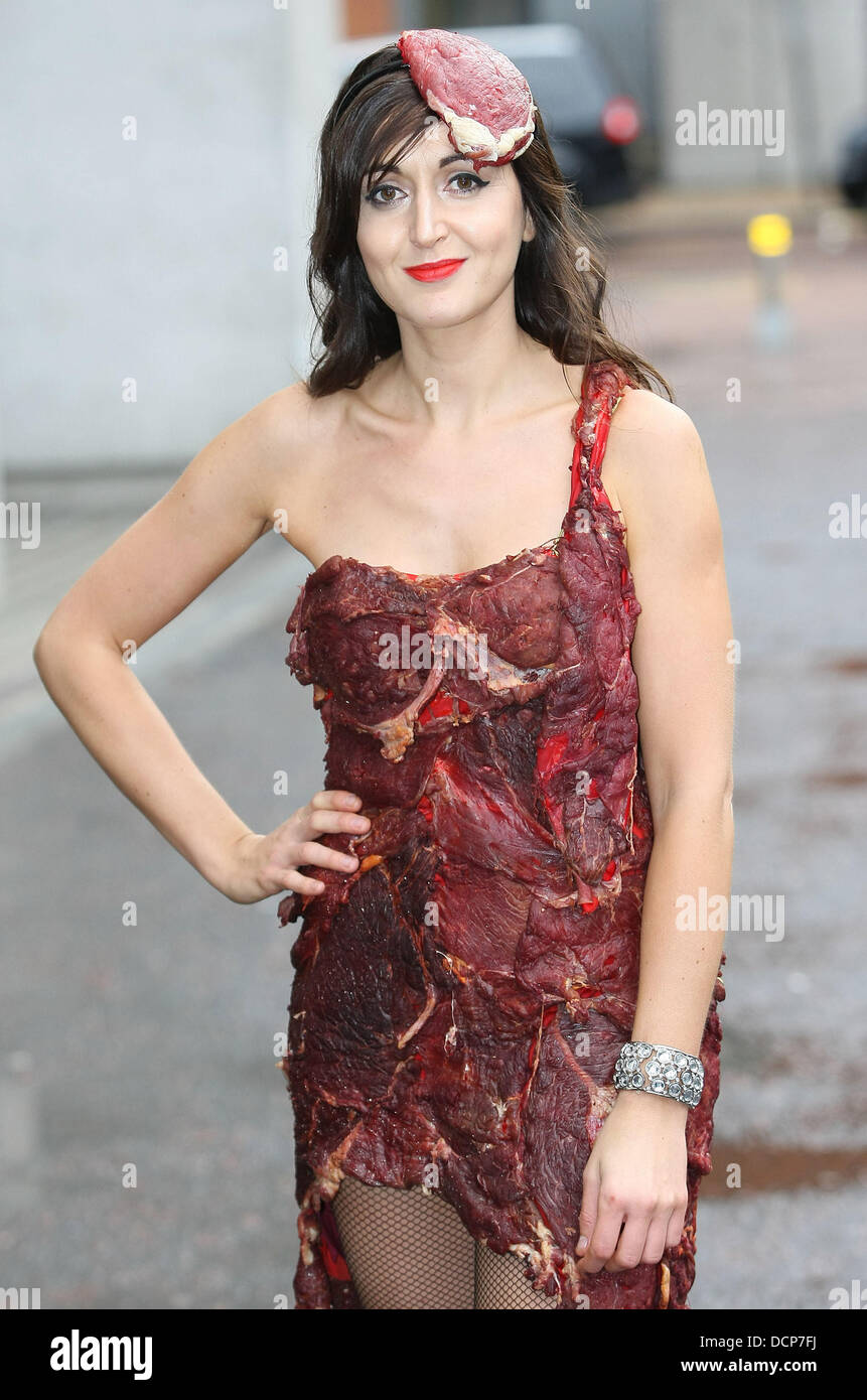 Jo Edwards à l'extérieur de l'ITV studios, vêtu d'une robe de viande de Lady  Gaga inspirée pour essayer de gagner des billets pour les MTV Awards  Londres, Angleterre - 01.11.10 Photo Stock -