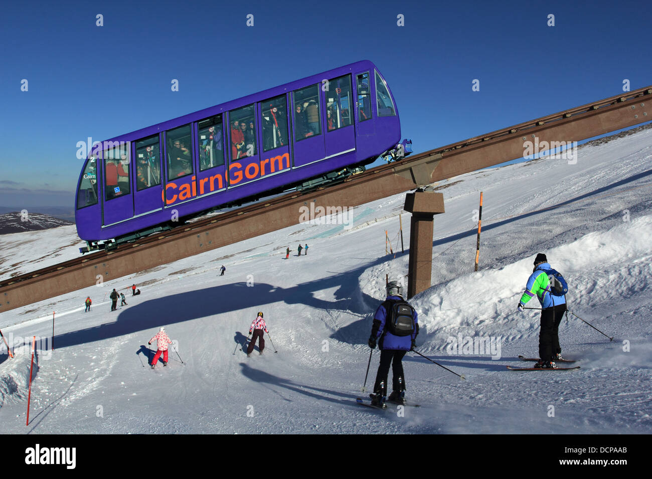 L'Ecosse Highland Domaine skiable de Cairngorm le funiculaire et les skieurs Banque D'Images