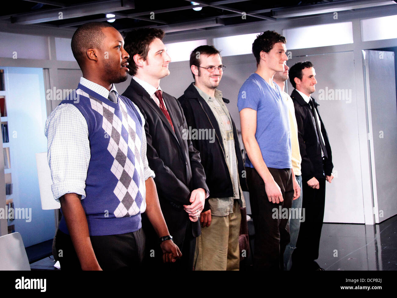 Corey Hawkins, Toby Leonard Moore, James McMenamin, Gabriel Ebert, Jake O'Connor et Mike DiSalvo soirée d'ouverture de "suicide, Incorporated' au rond-point Theatre Company's Black Box Theatre- Curtain Call. La ville de New York, USA - 02.11.11 Banque D'Images