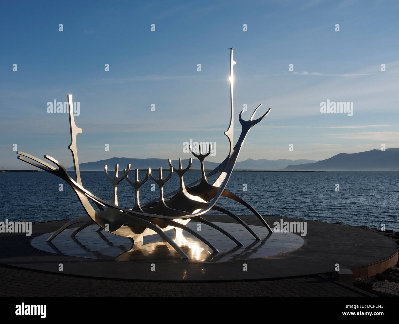 Bien voyager (Sólfar) bateau viking sculpture, Reykjavik, Islande Banque D'Images