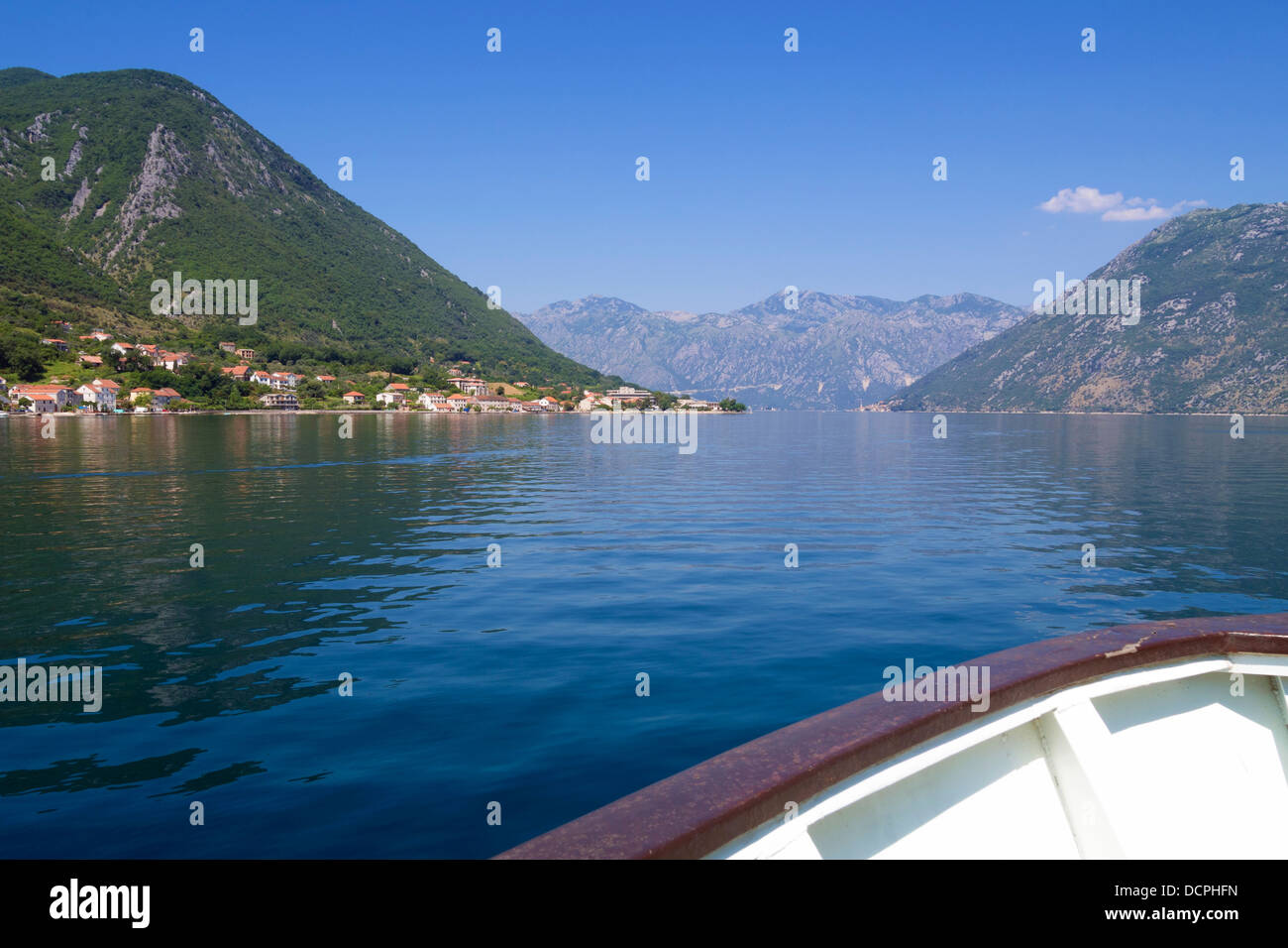 Vue panoramique sur la célèbre baie de Kotor au Monténégro au Conseil du navire Banque D'Images