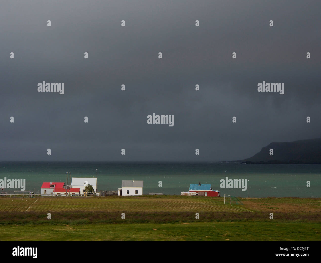 Pluie nuages sombres plus de maisons, Bakkagerði Borgarfjörður Eystri, Islande, Banque D'Images